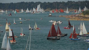 Een jachthaven met verschillende zeilboten en jachten.