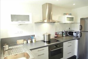 Kühlschrank, Mikrowelle, Ofen, Herdplatte