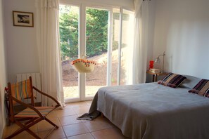 4 bedrooms, iron/ironing board, internet, bed sheets