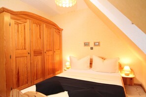 2 bedrooms, travel cot, free WiFi, bed sheets