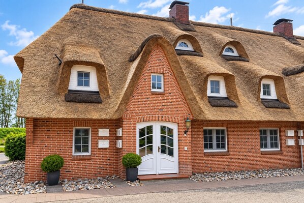 Unclassified image, 1 of 14, button - Seeschlößchen Thatched Cottage, "Klippenmöwe" Vacation Rental, just 200 meters from the beach (Büsumer Deichhausen)