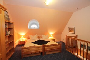2 bedrooms, travel cot, free WiFi, bed sheets
