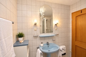 Bathroom - Seeschlößchen Thatched Cottage, "Klippenmöwe" Vacation Rental, just 200 meters from the beach (Büsumer Deichhausen)
