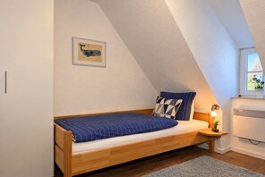 Room - Seeschlößchen Thatched Cottage, "Klippenmöwe" Vacation Rental, just 200 meters from the beach (Büsumer Deichhausen)