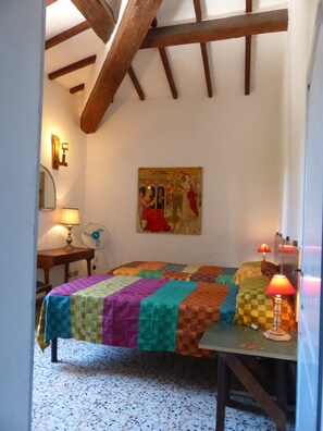 8 quartos, ferros/tábuas de passar roupa, Wi-Fi de cortesia