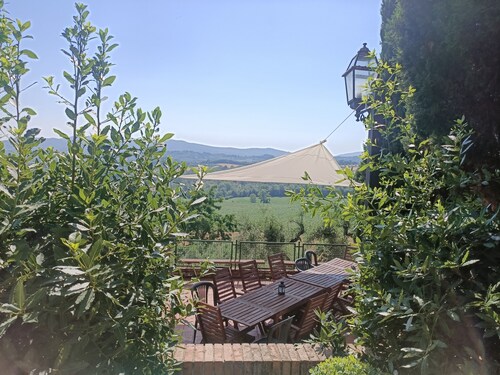 Villa on the Umbria-Tuscany border—for families and friends—with a private pool