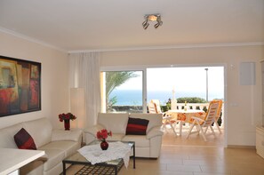 TV, bøker og stereoanlegg