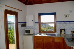 Frigorífico, microondas, placa de cocina y cafetera o tetera