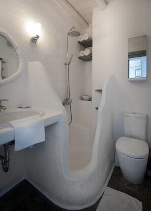 Ducha, secador de pelo, toallas, jabón