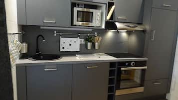 Geladeira, micro-ondas, fogĂŁo, cooktop