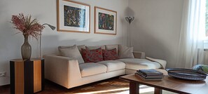 Télévision, lecteur de DVD, livres, chaîne hi-fi