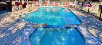 Sprawling Hacienda~Party Pool, Cabana, Casita, Lux Kitchen, 1 Minute 2 Frio !