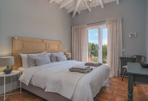 3 chambres, coffre-fort, fer et planche à repasser, lit de bébé portatif