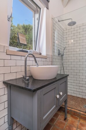 Badewanne, Haartrockner, Handtücher, Seife