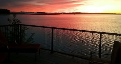 Casa frente al lago con impresionantes vistas y mucho sol.