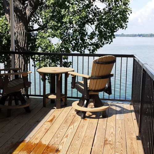 Lakefront mökki on upeat näkymät ja runsaasti aurinkoa.