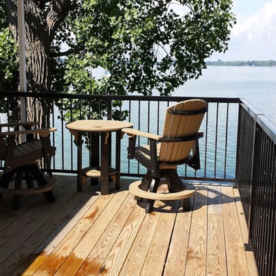 Lakefront cottage with stunning views and plenty of sun.