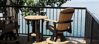 Lakefront cottage with stunning views and plenty of sun.