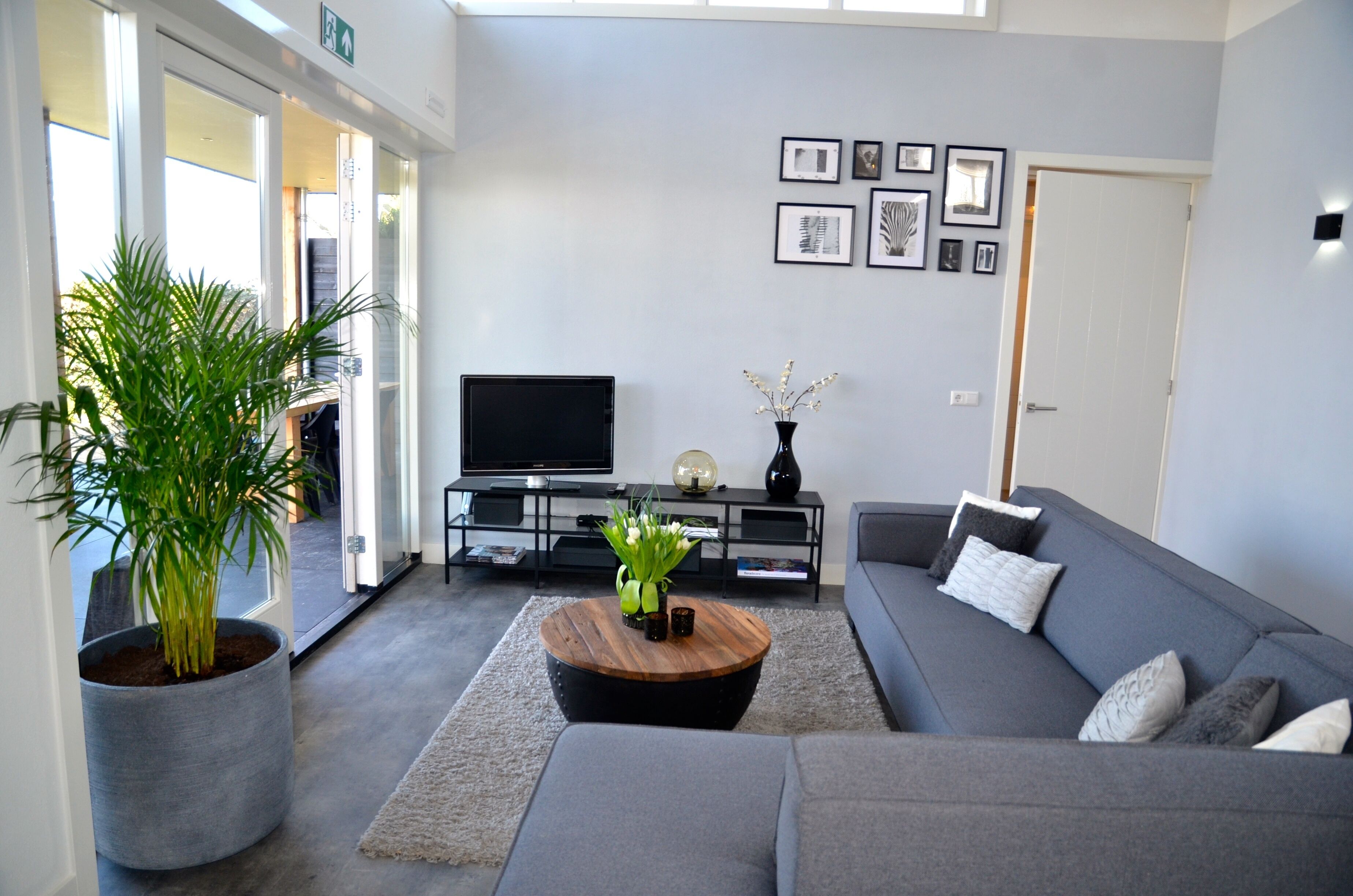 Beautiful house next to the lake, you can swim in front of your house!