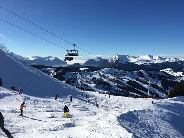 A ski slope with a cable car in the background and snow-covered mountains. - Chalet - LES GETS (Les Gets)