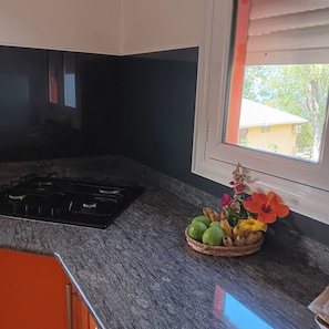 Een koelkast, een microgolfoven, een oven, een kookplaat