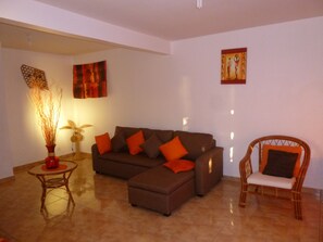 TV, books - Down pretty villa with its booth (POINTE NOIRE)