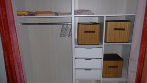 Ein Schrank mit Holzausführungen und weißen Schubladen.