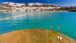 بالقرب من الشاطئ، كراسي للتشمس، مناشف للشاطئ