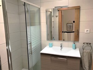 Douche, séchoir à cheveux, bidet, serviettes fournies