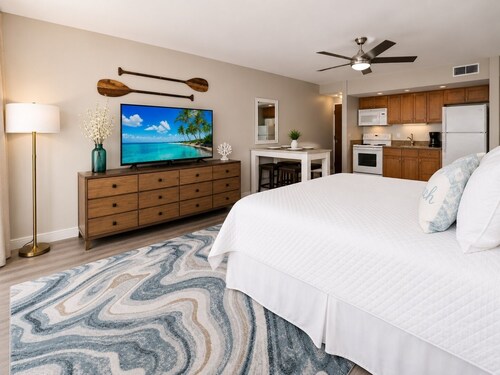 Royal Kahana 318 Studio Bedroom Condo by RedAwning