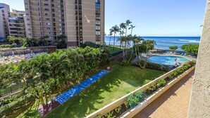 A resort with a pool, palm trees, and a view of the ocean. - Royal Kahana 318 Studio Bedroom Condo by RedAwning (Lahaina)