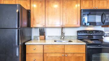 Estudio | Cocina privada | Refrigerador, microondas, horno y lavavajillas