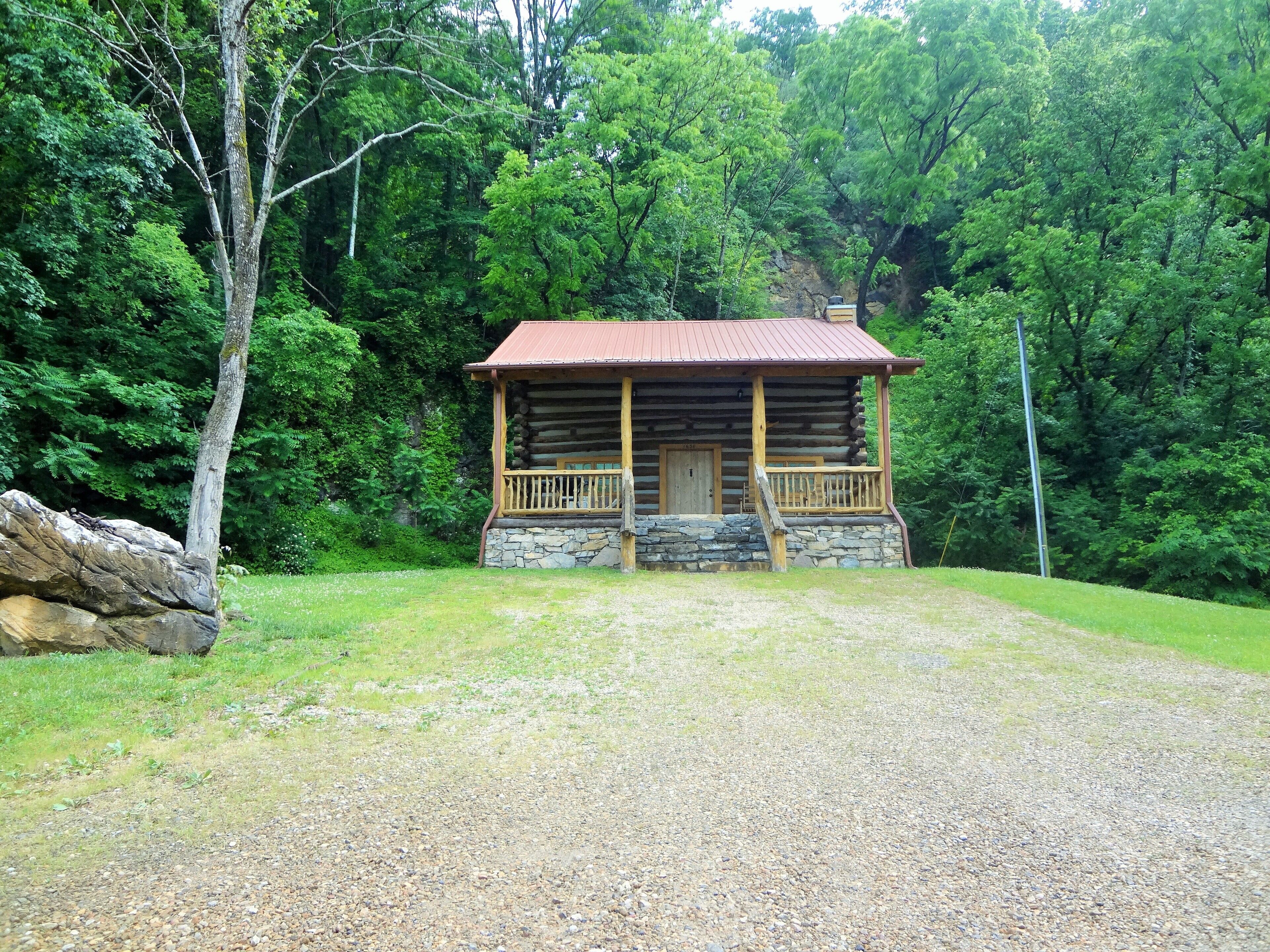 Romantic and Cozy Cabin, Great for Honeymoons & Anniversaries