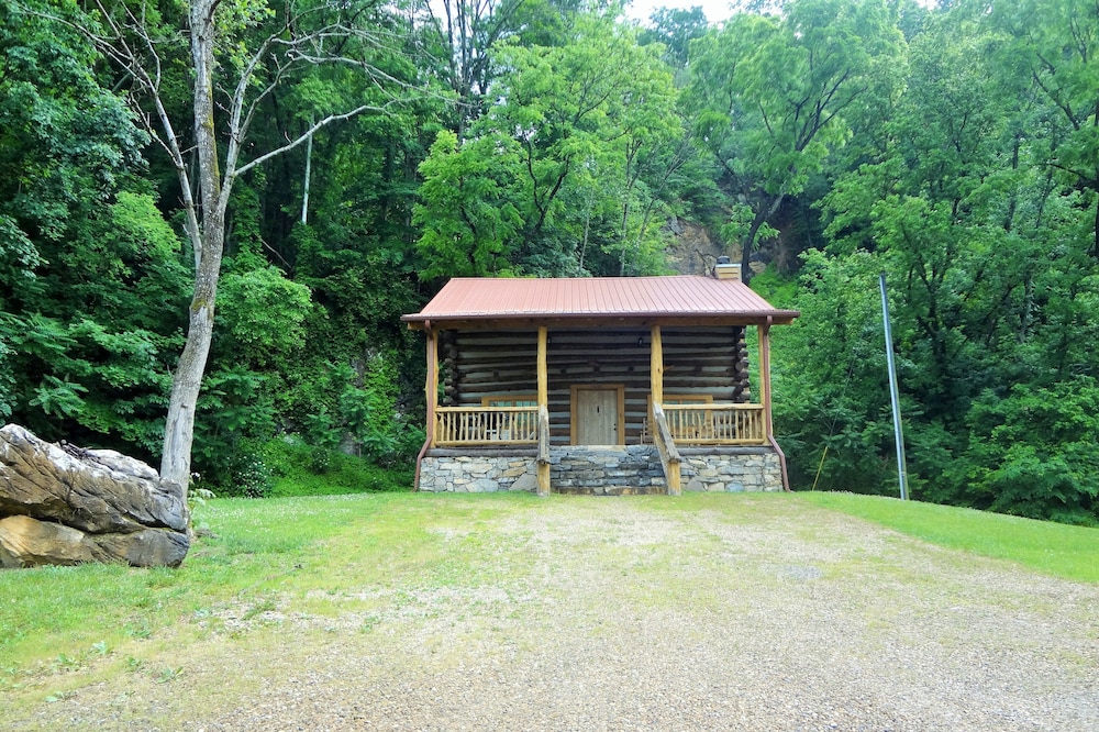 Romantic and Cozy Cabin, Great for Honeymoons & Anniversaries