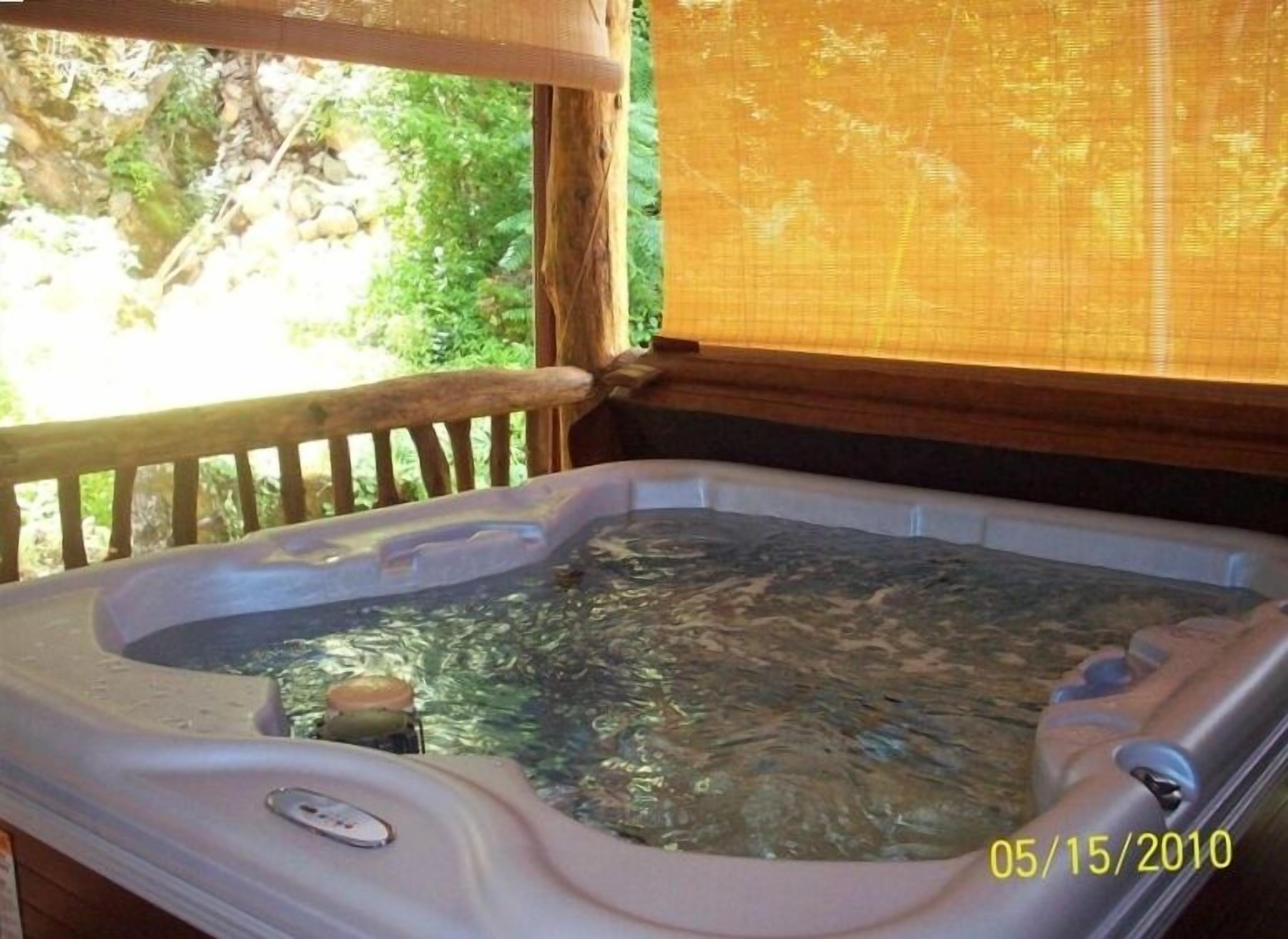 Romantic and Cozy Cabin, Great for Honeymoons & Anniversaries