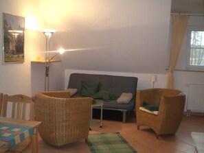 Fernseher, DVD-Player, Stereoanlage