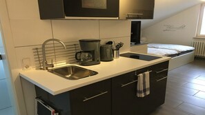 Een koelkast, een magnetron, een koffiezetapparaat/waterkoker