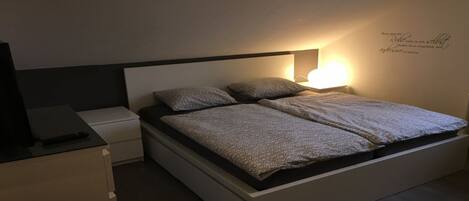1 bedroom, bed sheets