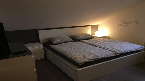 1 bedroom, bed sheets