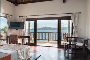 5 bedrooms, iron/ironing board, free WiFi - On holiday in a contemporary villa feet in water at home. (Desa Buitan, kecamatan  Manggis kabupaten Karangas)