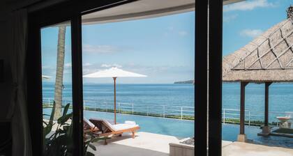 En vacances dans une villa contemporaine les pieds dans l'eau comme chez vous.