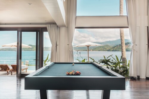 En vacances dans une villa contemporaine les pieds dans l'eau comme chez vous.
