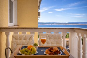 Outdoor dining - Villa in Dramalj, family friendly, pool, close to the beach (Dramalj)
