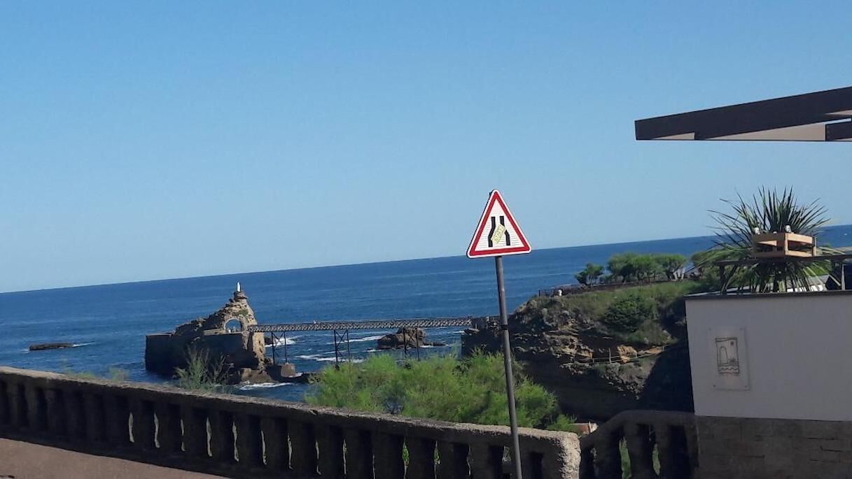 T3 with terrace, sea view, hyper center biarritz, old port, 20m from the beach.