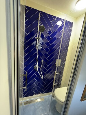Dusche, Haartrockner, Bidet, Handtücher