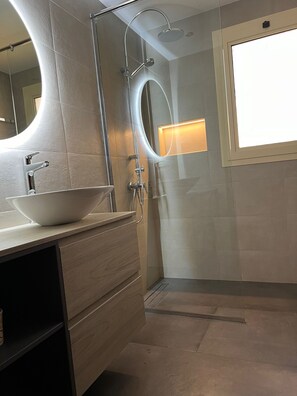 Combined shower/bathtub, hair dryer, bidet, towels - Townhouse with pool, near the beach, right at the golf course (Ras al Khaimah)