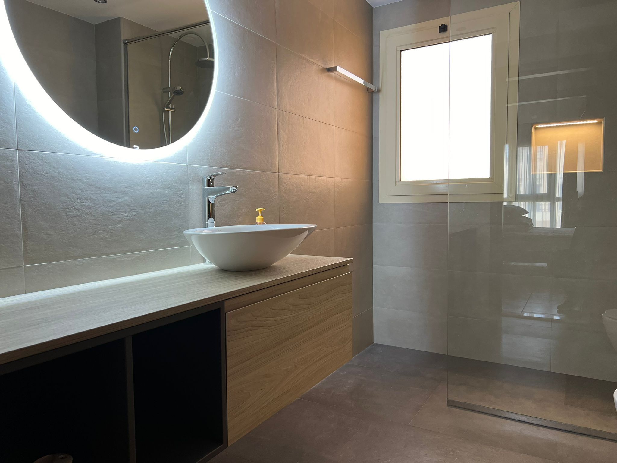 Combined shower/bathtub, hair dryer, bidet, towels