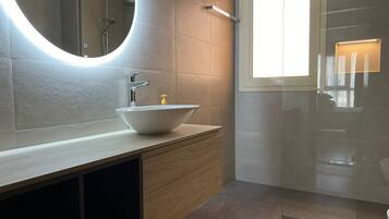 Combined shower/bathtub, hair dryer, bidet, towels