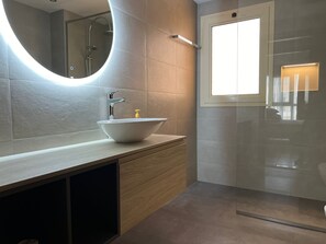 Combined shower/bathtub, hair dryer, bidet, towels - Townhouse with pool, near the beach, right at the golf course (Ras al Khaimah)