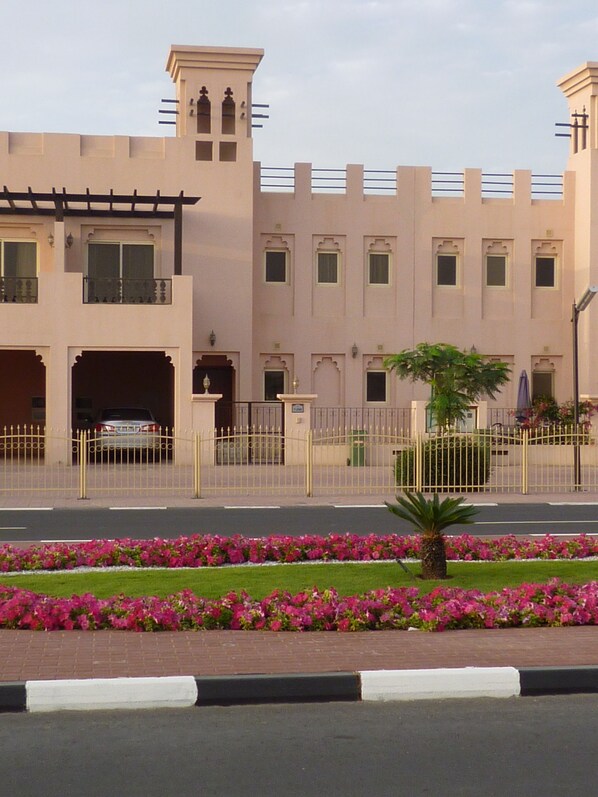 Exterior - Townhouse with pool, near the beach, right at the golf course (Ras al Khaimah)